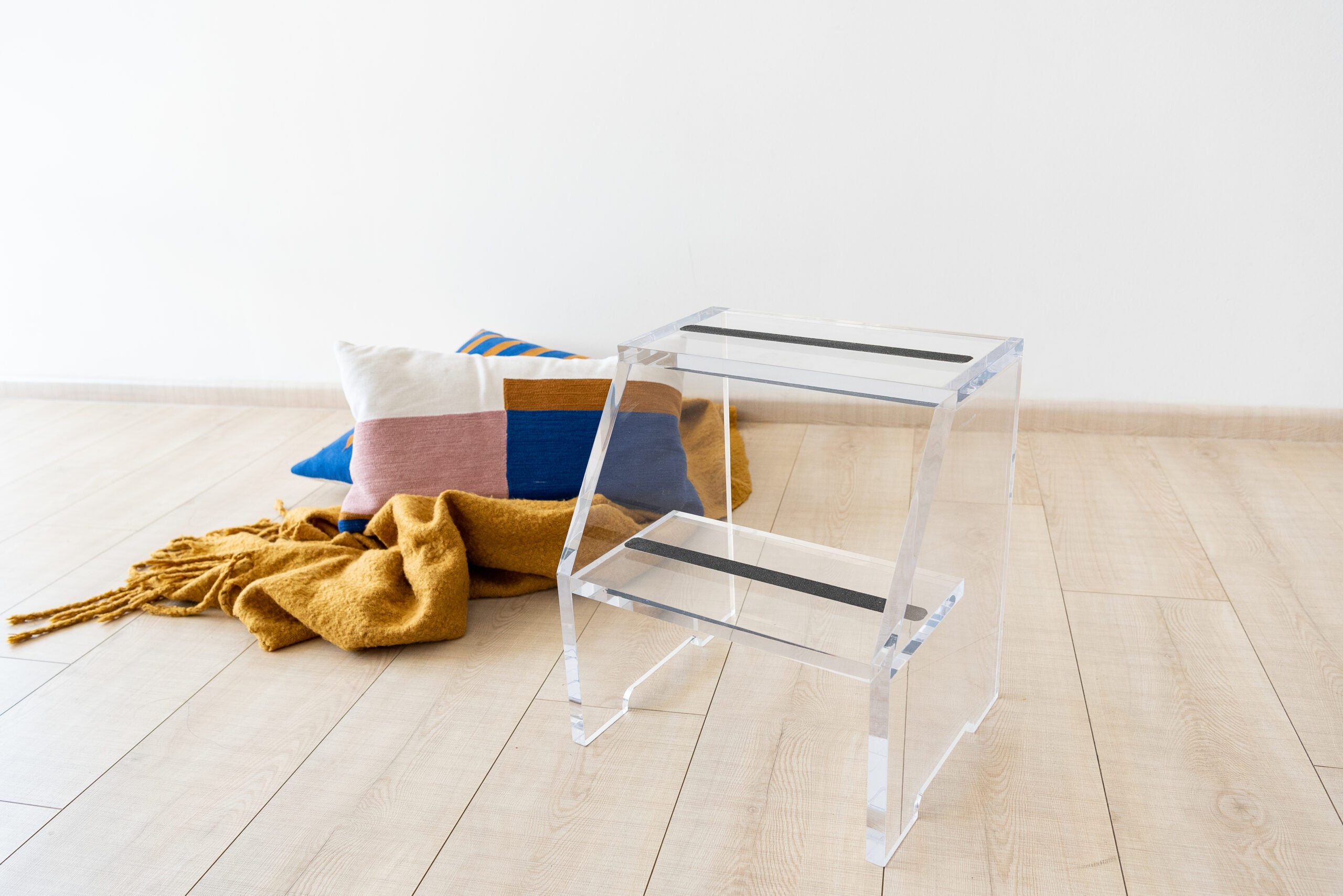 Escalera de acrílico de dos niveles, diseño resistente y moderno para exhibición o uso práctico.