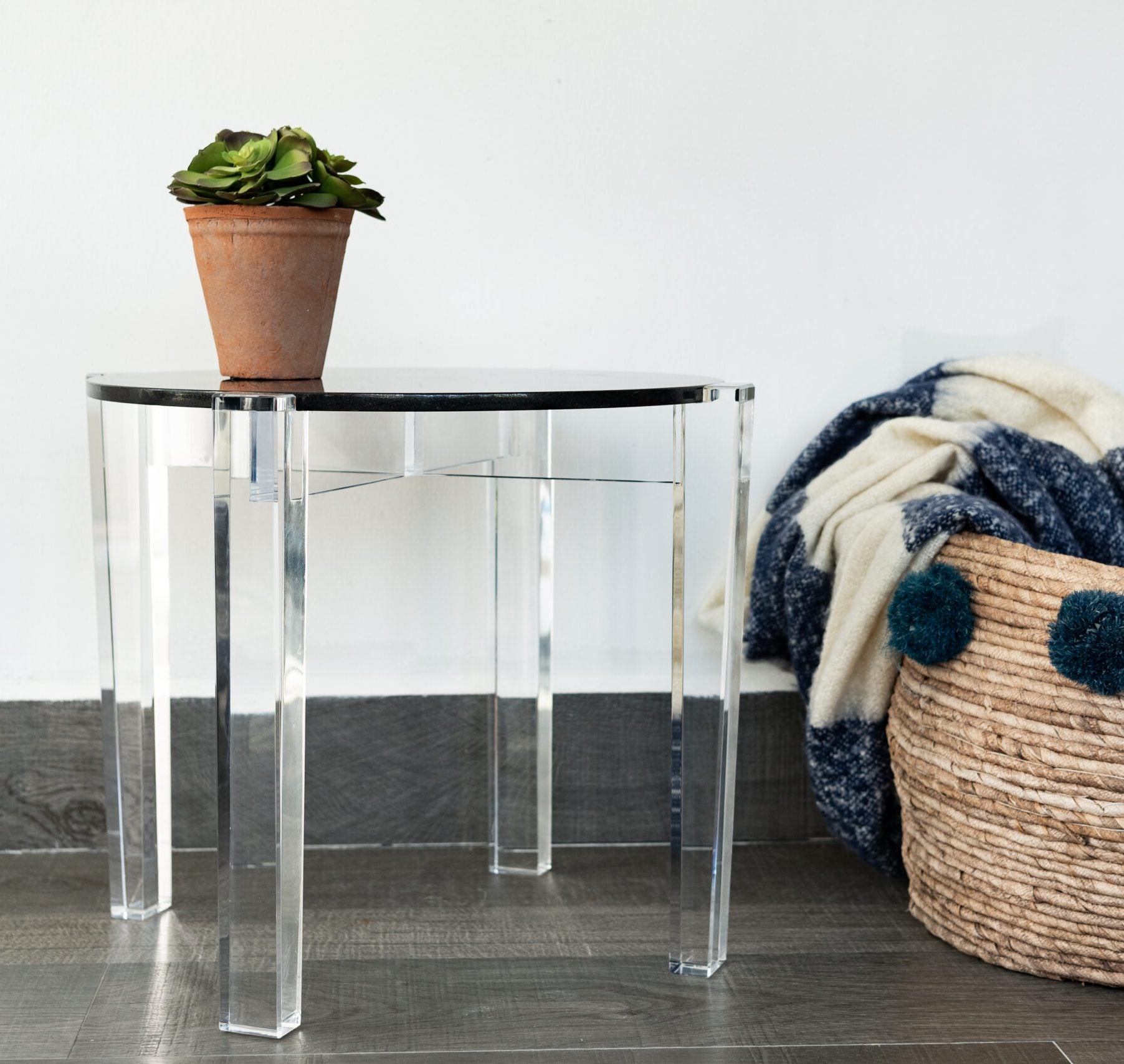 Mesa Aria de acrílico, práctica, pequeña, ligera y resistente, ideal como mesita de centro multiusos para cualquier espacio.