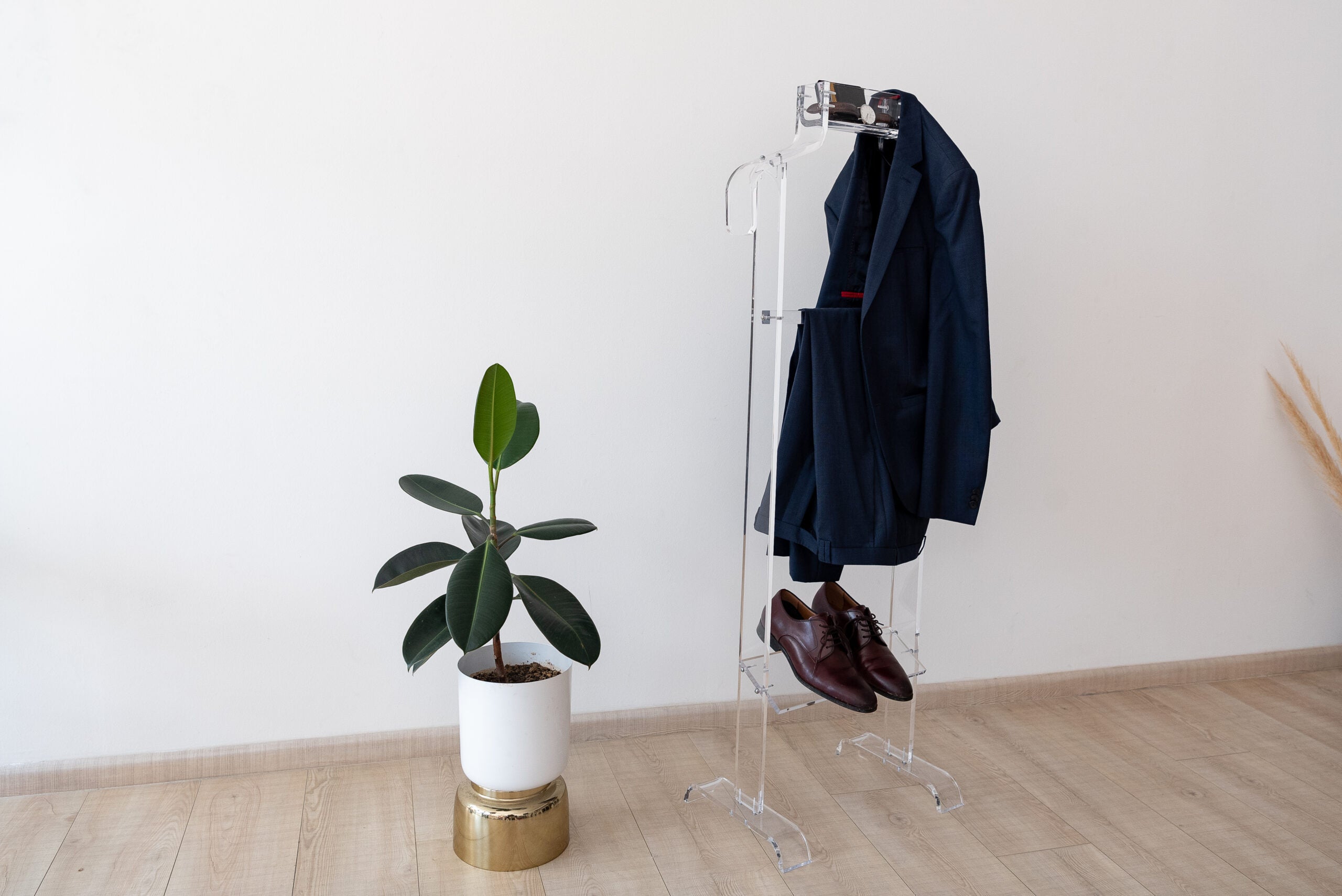 Porta traje de acrílico, solución elegante y práctica para organizar ropa en armarios o vestidores.