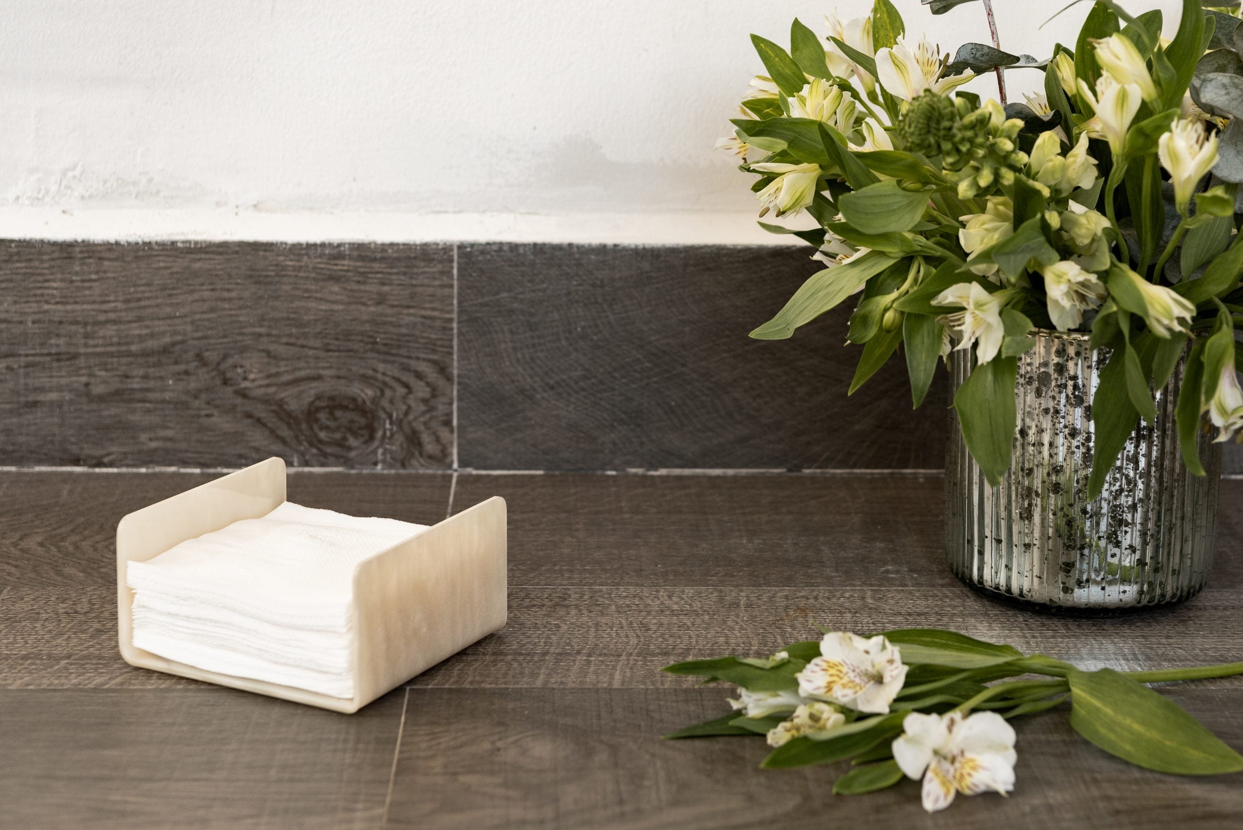 Servilletero cuadrado acrílico nacarado, elegante y sofisticado, ideal para decorar mesas con un toque de distinción.