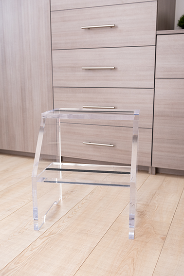 Escalera de acrílico de dos niveles, diseño resistente y moderno para exhibición o uso práctico.