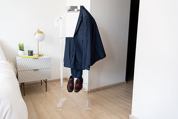 Porta traje de acrílico, solución elegante y práctica para organizar ropa en armarios o vestidores.