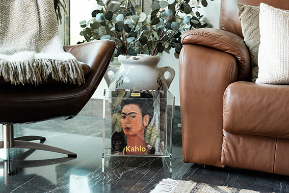 Revistero de acrílico en forma de canasta, práctico y moderno para organizar revistas o periódicos.