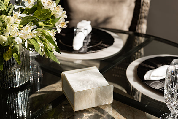 Servilletero cuadrado acrílico nacarado, elegante y sofisticado, ideal para decorar mesas con un toque de distinción.