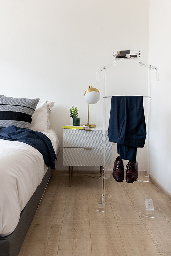 Porta traje de acrílico, solución elegante y práctica para organizar ropa en armarios o vestidores.