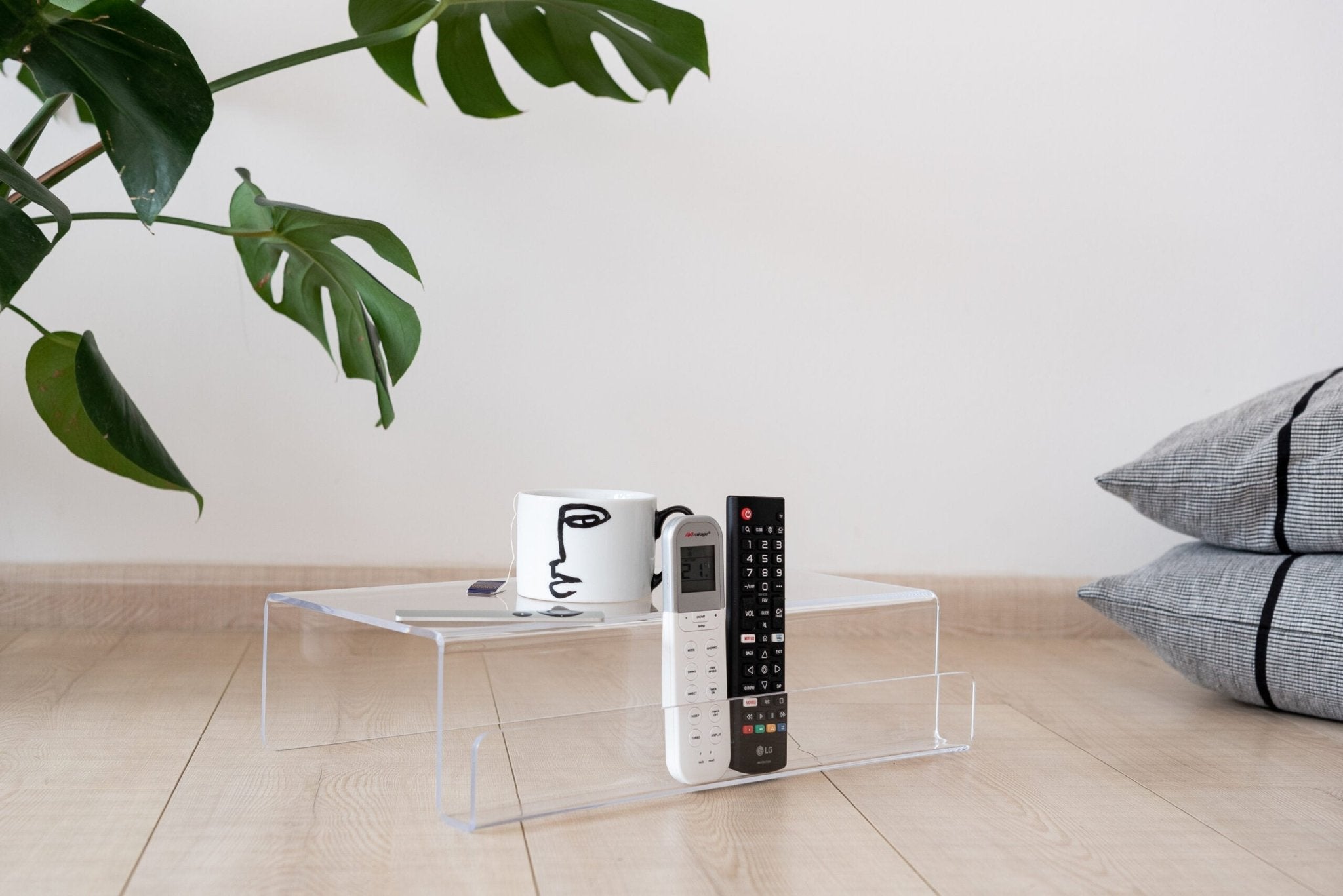 Descansabrazos Acrílico Con Porta Control - TSUË - Diseño en Acrílico