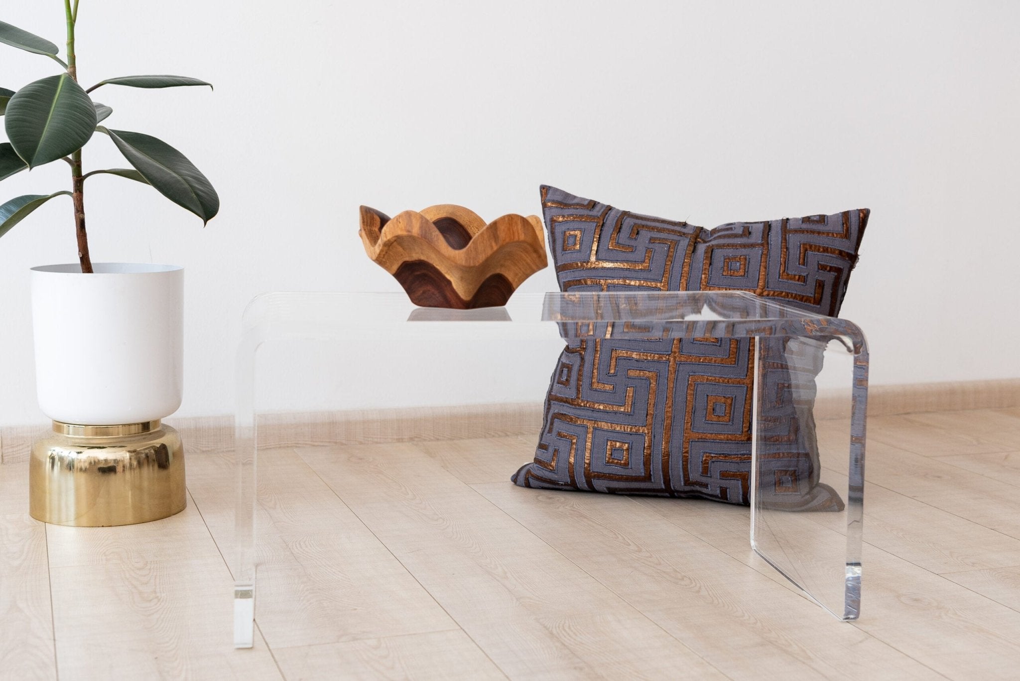 Mesa Grapa en Acrílico 1" - TSUË - Diseño en Acrílico